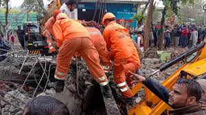 गाजियाबाद: श्मशान घाट का लेंटर गिरा, कई लोग मलबे में दबे, रेस्क्यू ऑपरेशन  जारी - Ghaziabad Shamshan Ghat Roof collapsed in Muradnagar many Feared  Trap Rescue operation Continues - AajTak